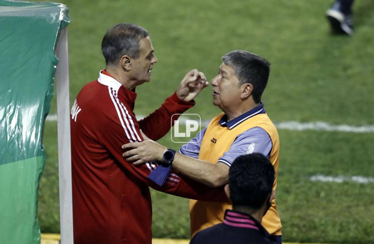 ‘Bolillo‘ Gómez saludando a Jorge Theiler, asistente técnico de Gerardo ‘Tata‘ Martino, al final del partido.