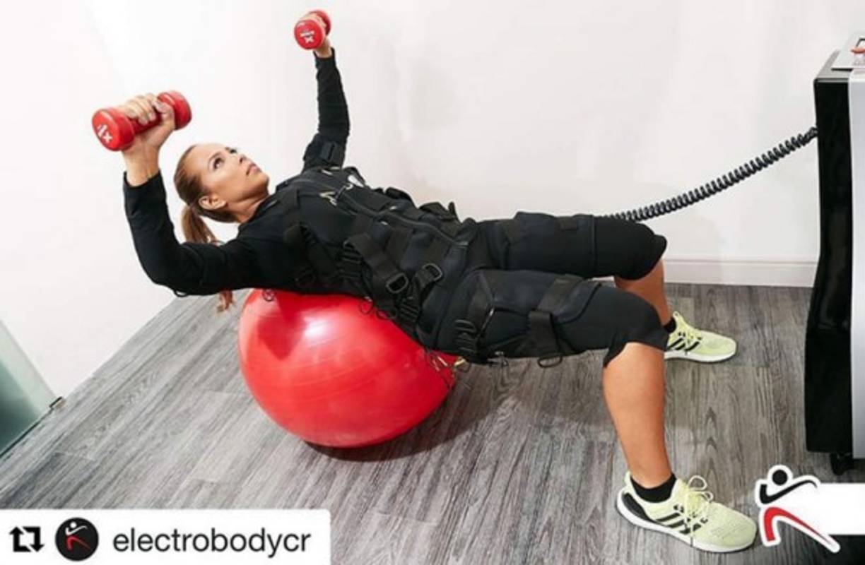 La nueva empresa de Andrea Salas consiste en un sistema que ayudará a perder 2.500 calorías en 25 minutos. Por medio de un chaleco se logra una electroestimulación muscular que, combinado con algunos ejercicios puntuales, darán grandes resultados en tan solo 4 semanas.