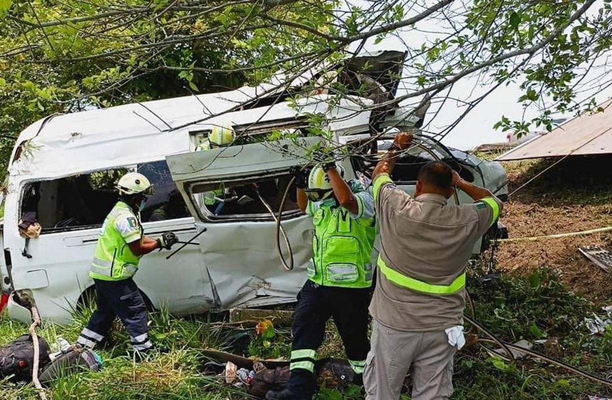 Cuatro migrantes hondureños, incluyendo un niño, murieron en un accidente carretero en Tabasco, estado del sureste de México, que también dejó 18 heridos, todos de la misma nacionalidad, informó este viernes el Instituto Nacional de Migración (INM). 