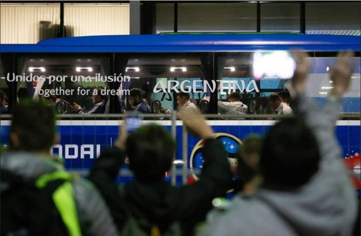 Muchos llegaron a tomar fotos a la selección argentina. Foto Twitter FIFA