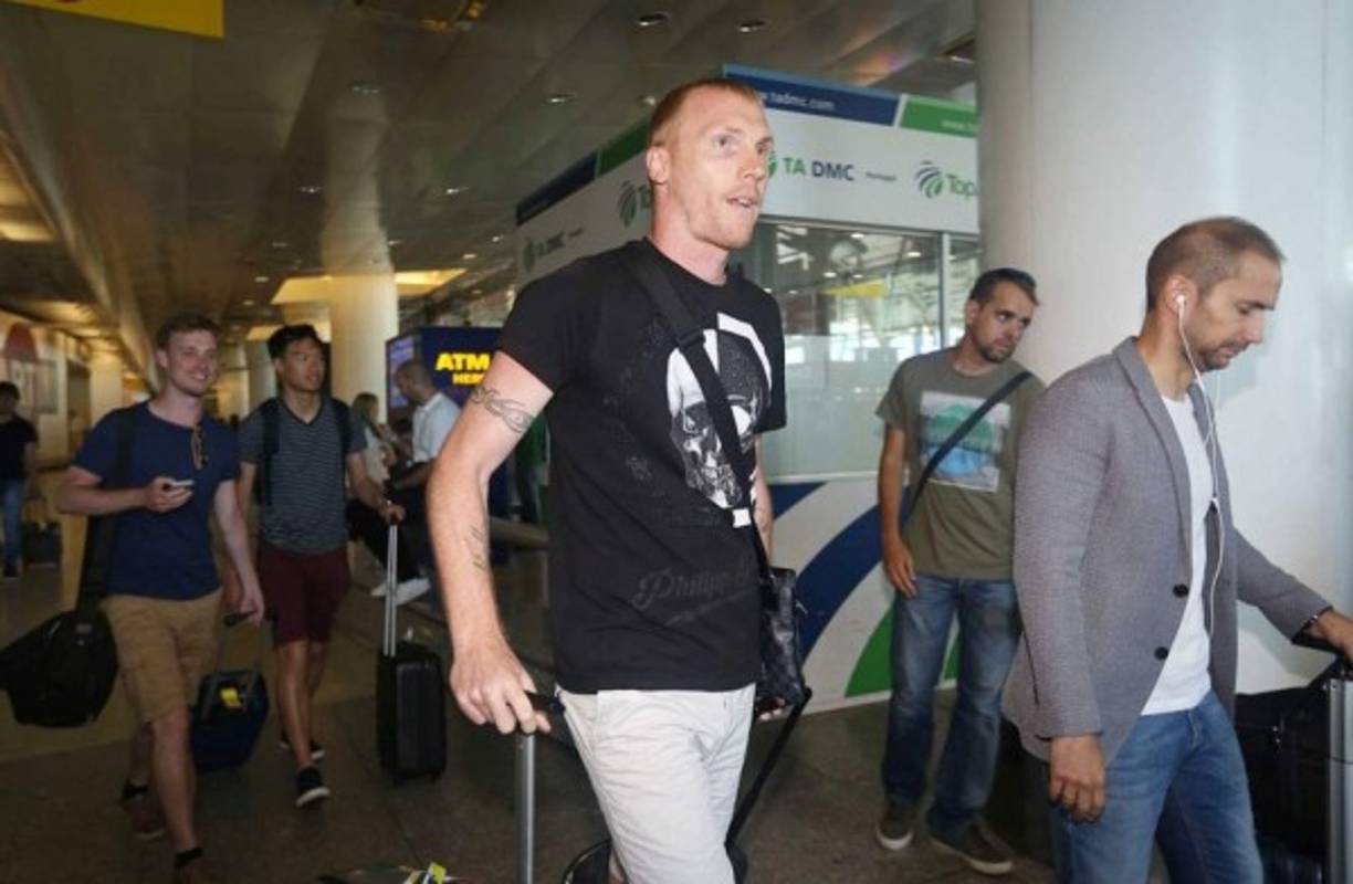 Jérémy Mathieu: El defensor francés no seguirá jugando en el FC Barcelona y ya se encuentra en Portugal para buscar la opción de jugar con el Sporting de Lisboa. Lo sorprendente es que los portales españoles indican que será evaluado por el cuerpo técnico del club.