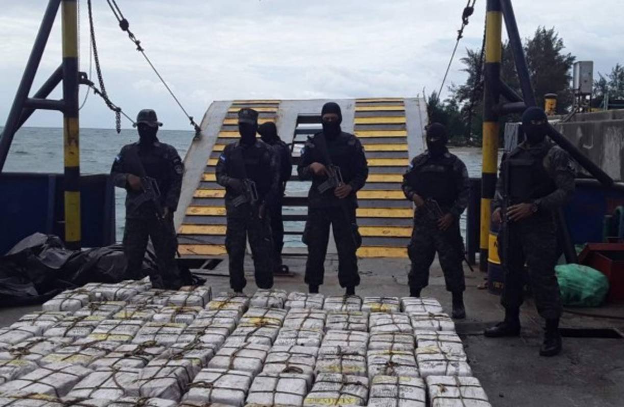 Fuerzas Navales Especiales custodian al menos 1.400 kilos de cocaína incautados en una embarcación en Trujillo, departamento de Colón. AFP