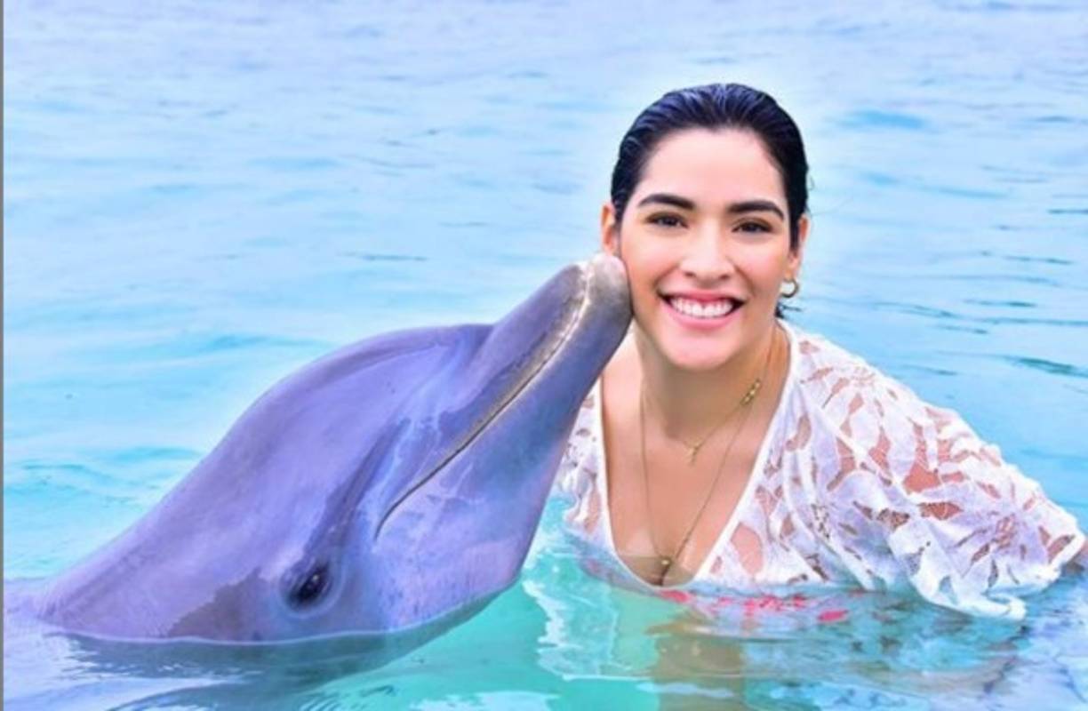 Y para cerrar con broche de oro sus vacaciones, Carolina se tomó la tradicional fotografía junto a los deflines.