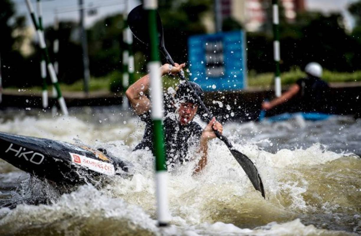 PIRAGÜISMO. Movimientos arriesgados. Un competidor durante un entrenamiento en el Centro de Piragüismo de Praga. Este canal de slalom tiene unos 250 metros de extensión y numerosos rulos y corrientes que cuesta sobremanera remontar. Foto: EFE/Filip Singer
