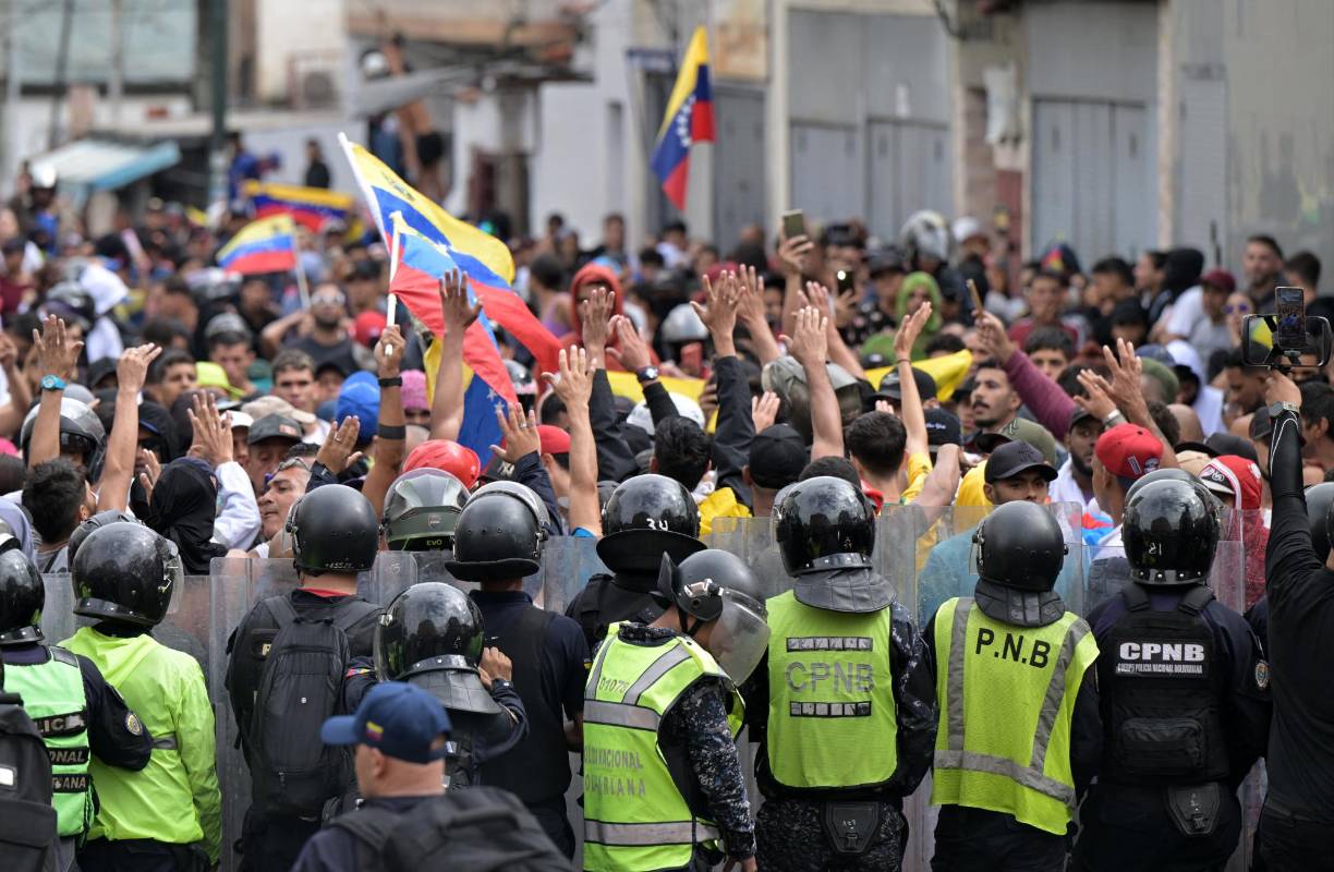 Cientos de personas protestan este lunes en barrios populares de Caracas contra la cuestionada reelección del presidente venezolano Nicolás Maduro.