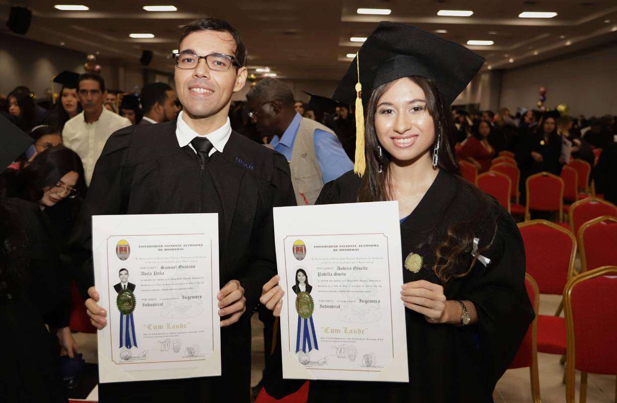 ¡Felices y orgullosos! Así festejan los nuevos egresados de Unah-vs