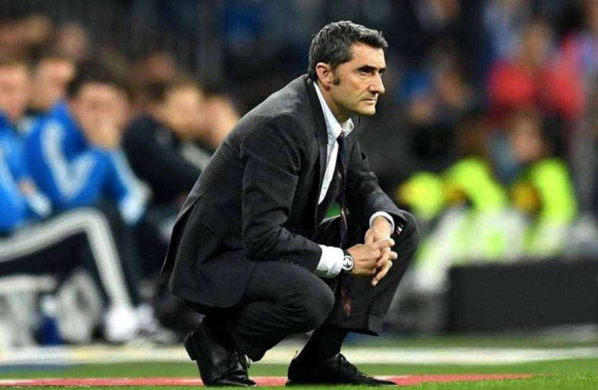 El entrenador del FC Barcelona, Ernesto Valverde, muy atento durante el encuentro frente al Real Madrid.