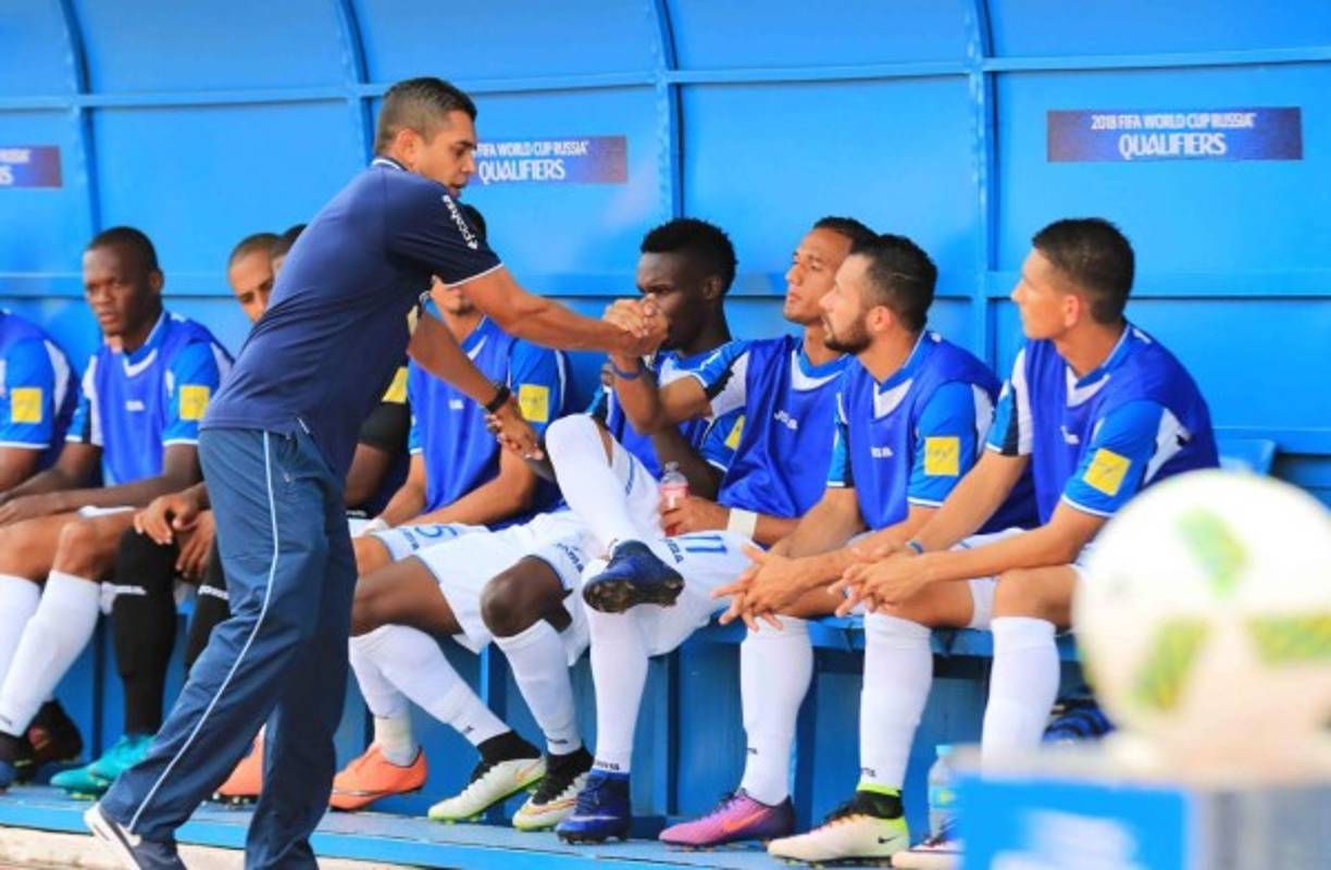Amado de igual manera se dio su respectivo saludo con los jugadores catrachos.
