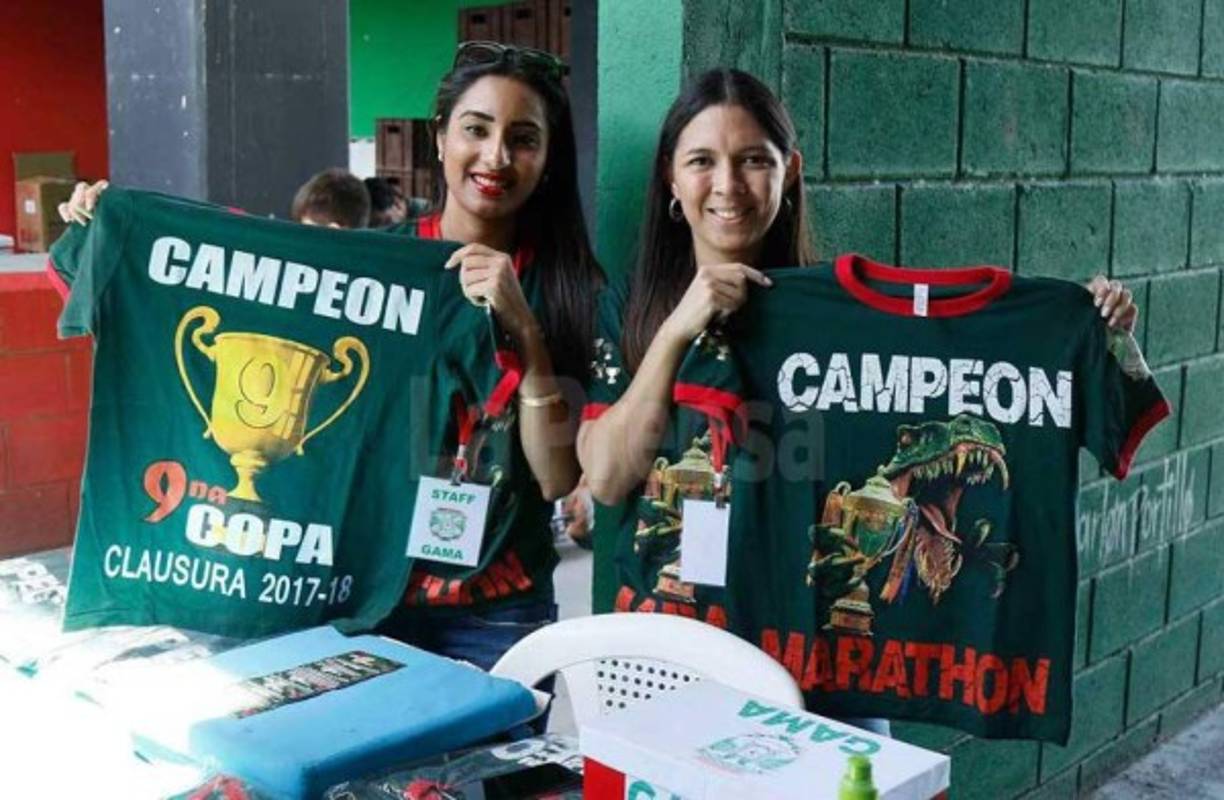 Estas chicas estuvieron en el estadio Yankel Rosenthal vendiendo camisetas conmemorativas del título logrado por Marathón en el torneo anterior.
