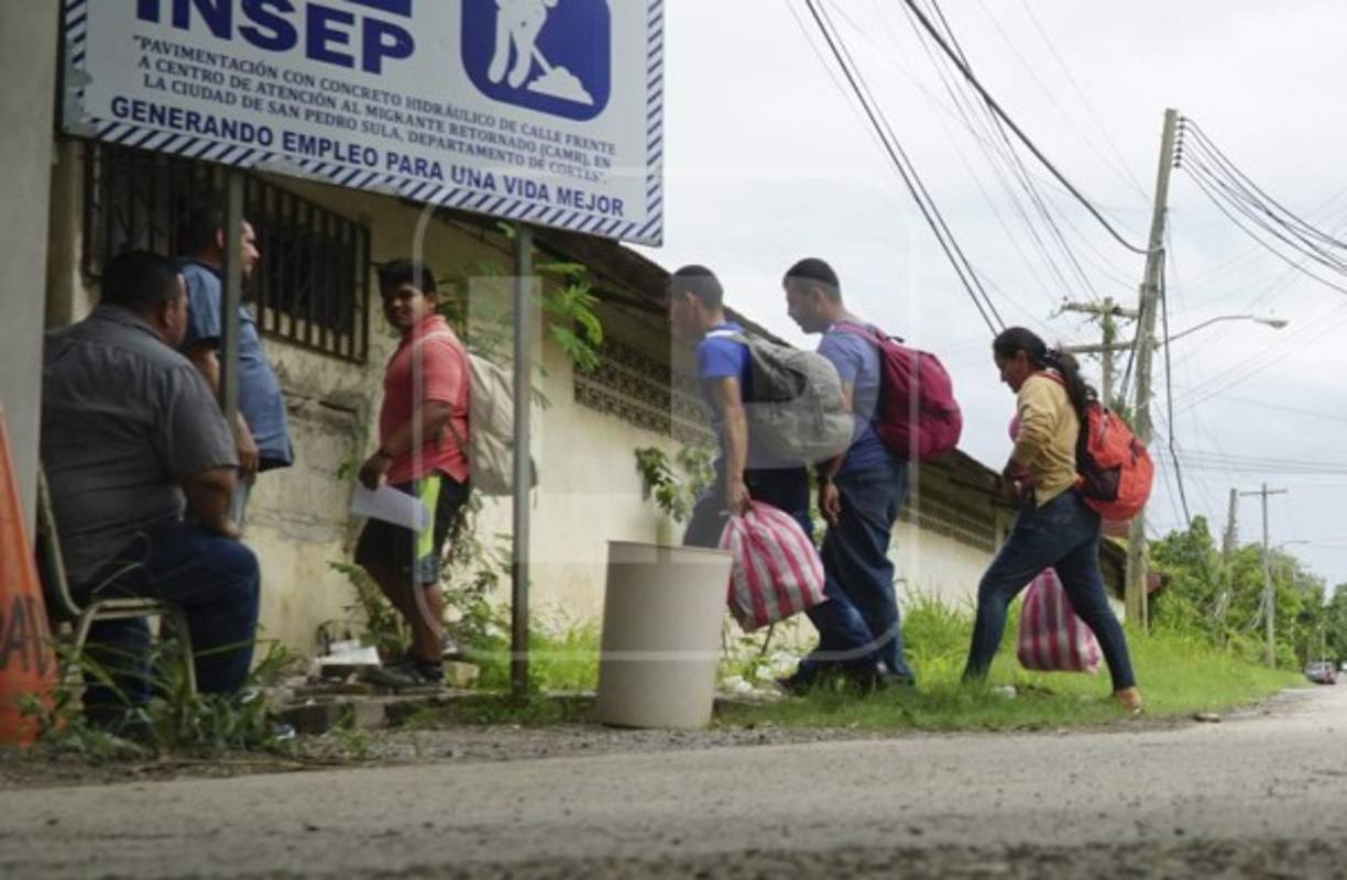 Todos partieron la semana pasada en una caravana que salió de la ciudad de San Pedro Sula, la segunda más importante de Honduras, hacia los sectores de Corinto y Agua Calientes, puntos fronterizos con Guatemala, y que fueron detenidos por la Policía Federal de México por no portar documentos requeridos para ingresar a ese país.