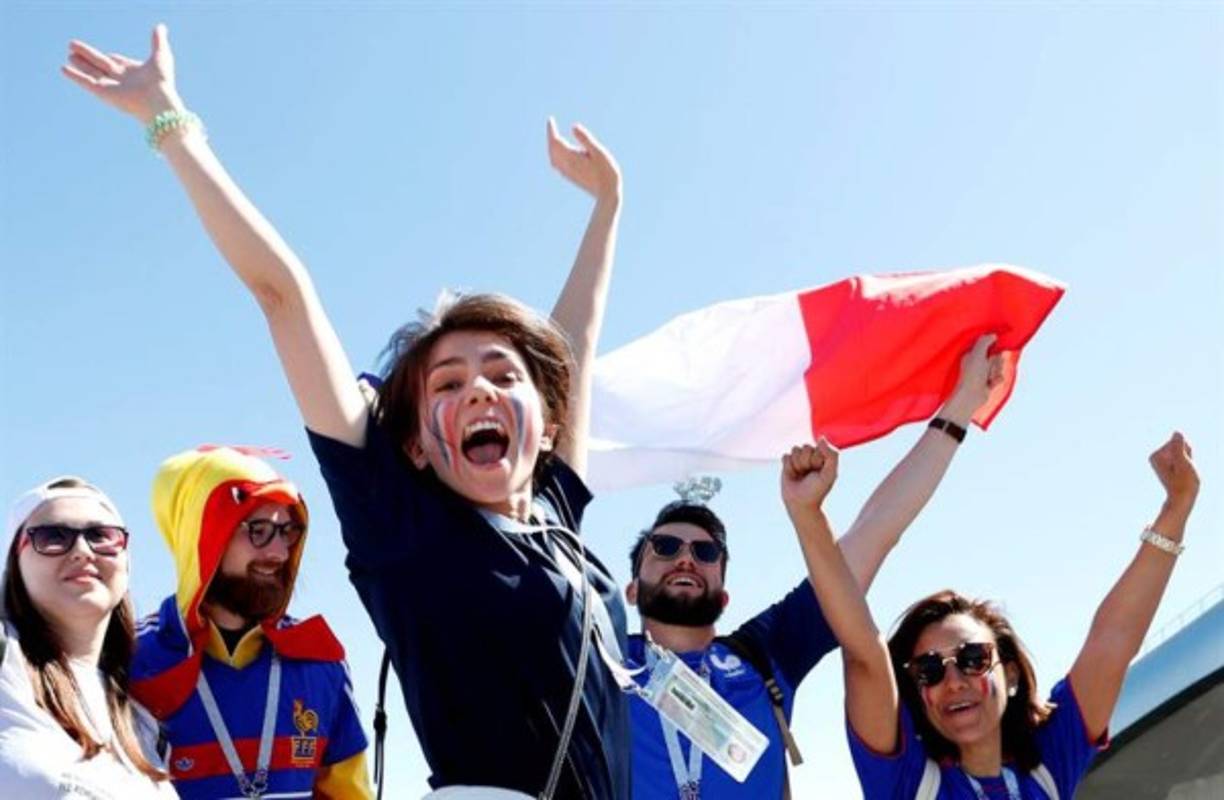 Esta aficionada de los 'Blues' engalanó las calles y avenidas de Kazán, ciudad donde se disputó la madrugada de este sábado el Francia-Australia.