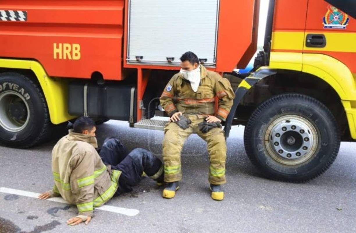 En primera instancia acudieron bomberos de Villanueva, cuya estación se ubica a algunos metros de la planta de gas licuado. A estos se sumaron, con inmediatez, bomberos de San Pedro Sula, El Progreso y Potrerillos, municipios aledaños.