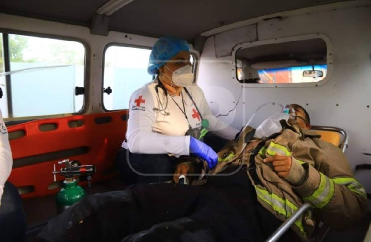 El fuego inició en un sector del complejo empresarial a orilla de la carretera interdepartamental CA-5, entre los sectores de Dos Caminos y la cabecera municipal. Varias explosiones sucedido a los incendios, que fue finalmente controlado tras más de una hora de labores de bomberos.<br/><br/>Una voluntaria de Cruz Roja Hondureña atiende a un bombero, afectado por la inhalación de gas y humo en la planta empresarial. Ambas instituciones jugaron un papel vital en el incidente.