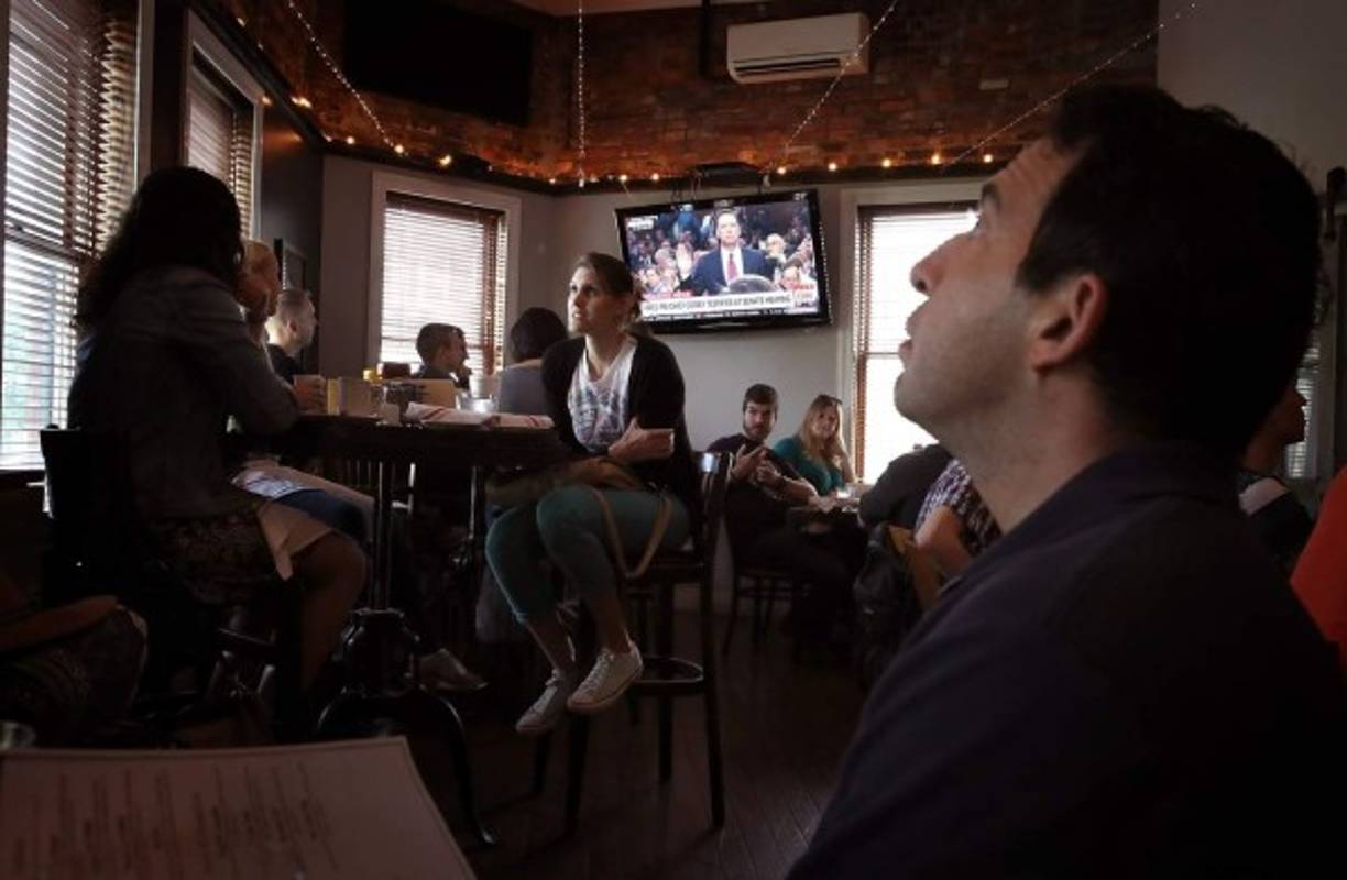 Los restaurantes ofrecen fiestas de 'covfefe' y vodka ruso a 5 dólares para <br/>que los estadounidenses sigan la audiencia de Comey ante el Comité de Inteligencia.<br/>