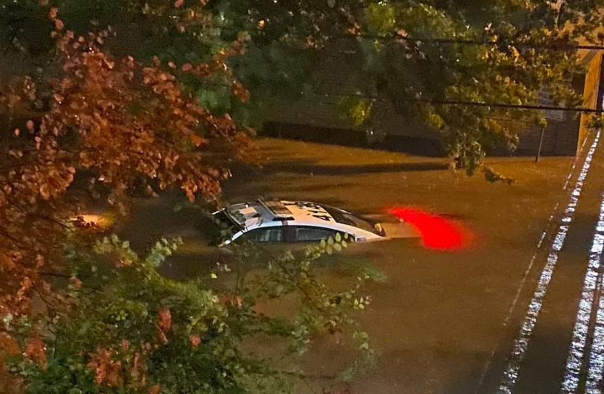 En Nuevo México más de 150 turistas que visitaban el Parque Nacional de las Cavernas quedaron atrapados por la subida del agua.