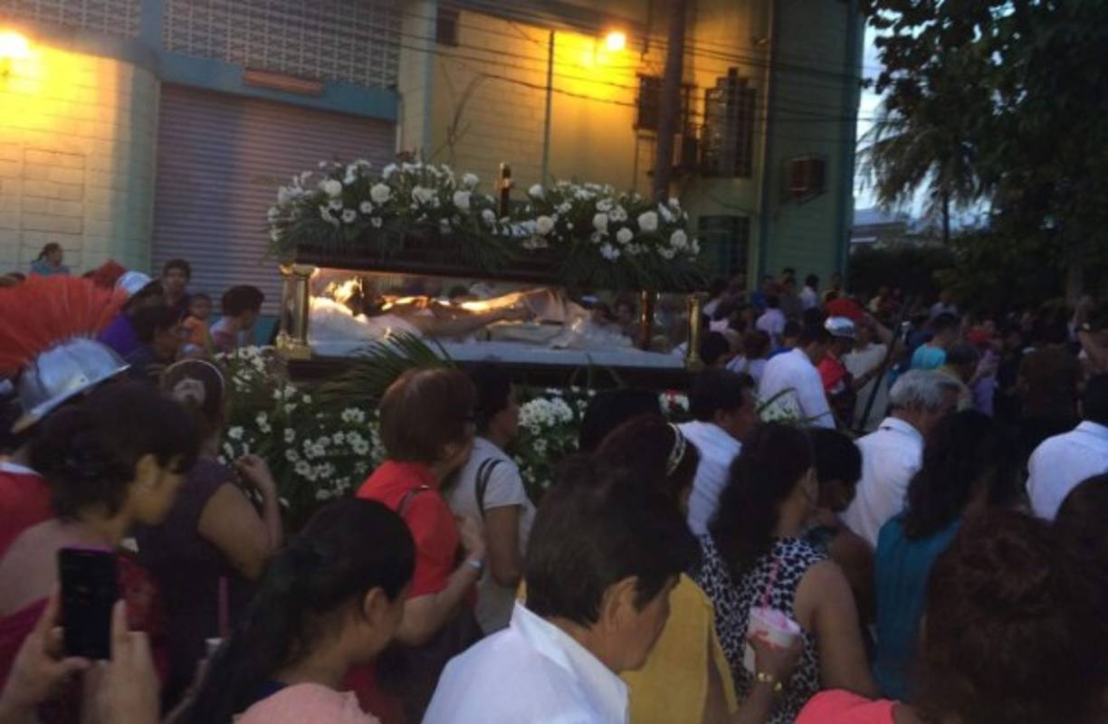 Los feligreces católicos de San Pedro Sula hicieron un paréntesis en sus vacaciones de Semana Santa para participar en el desfile del Santo Entierro este viernes.<br/>