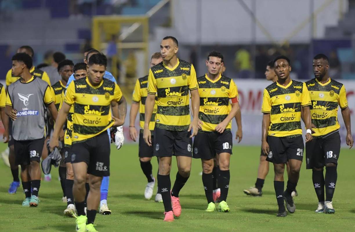 Los rostros tristes y de desilusión de los jugadores del Real España tras perder contra el Juticalpa FC en el estadio Morazán.