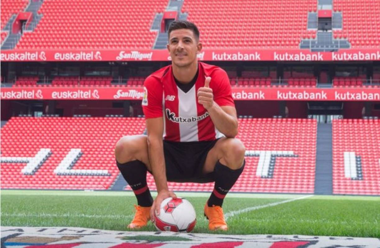 El lateral izquierdo Yuri Berchiche, la última incorporación del Athletic de Bilbao, ya se ha vestido de corto y se ha mostrado agradecido por el interés de los vascos a la hora de realizar su fichaje.
