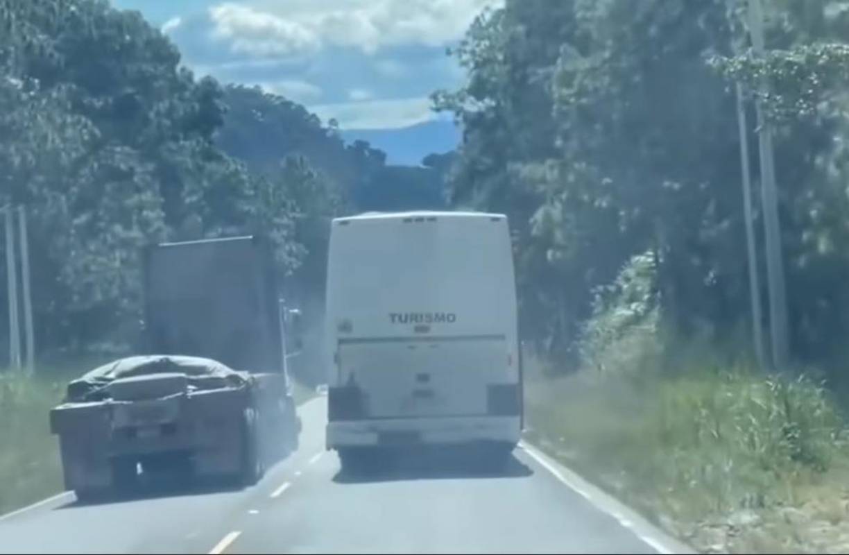 Las imágenes muestran el momento en que el conductor de la rastra (don Elías Valladares) rebasa al autobús y se posiciona enfrente para reducir su velocidad y detenerlo. 