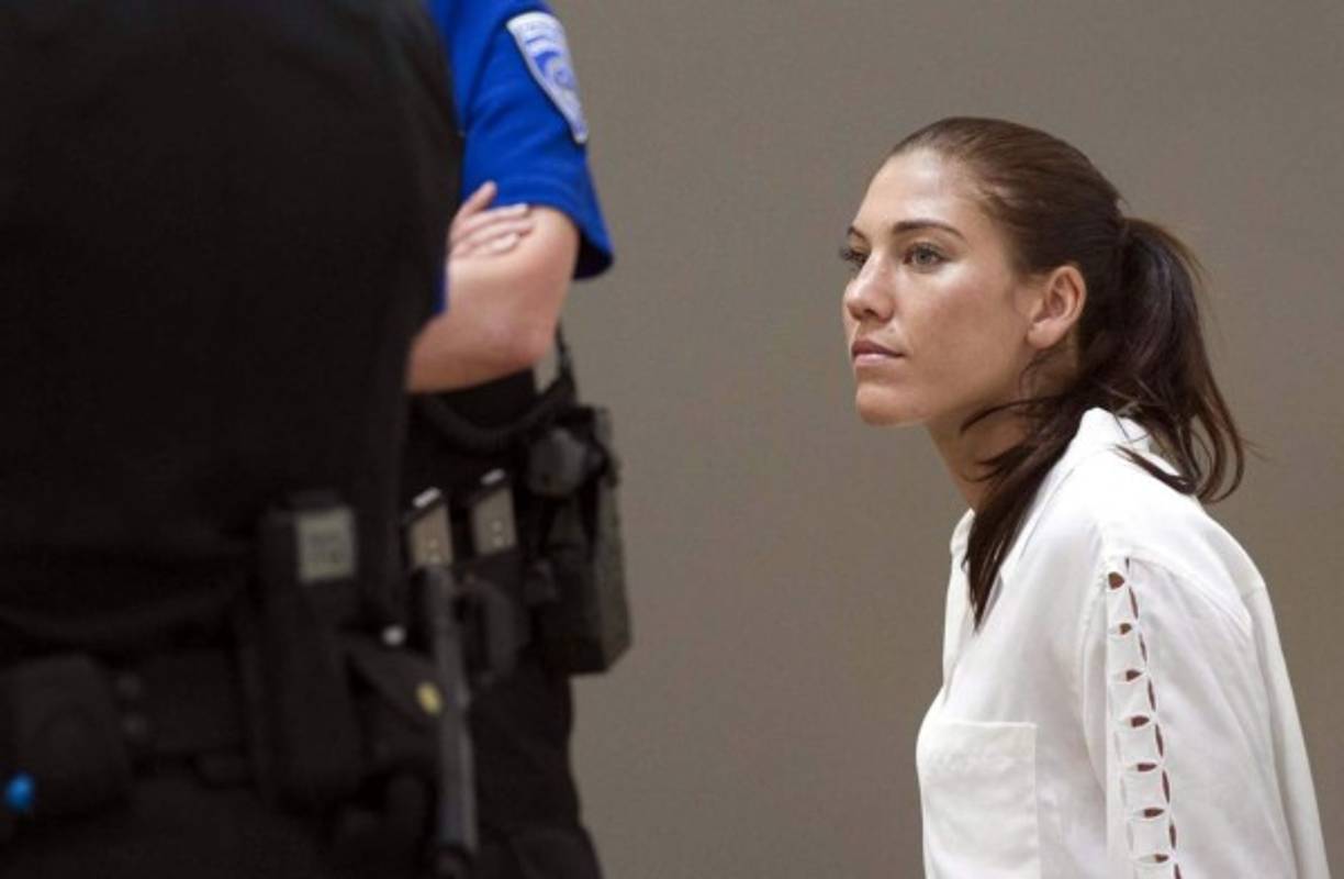 En junio de 2014 fue condenada a tres días de prisión por dar una paliza al hijo de su hermanastra de 17 años.<br/>