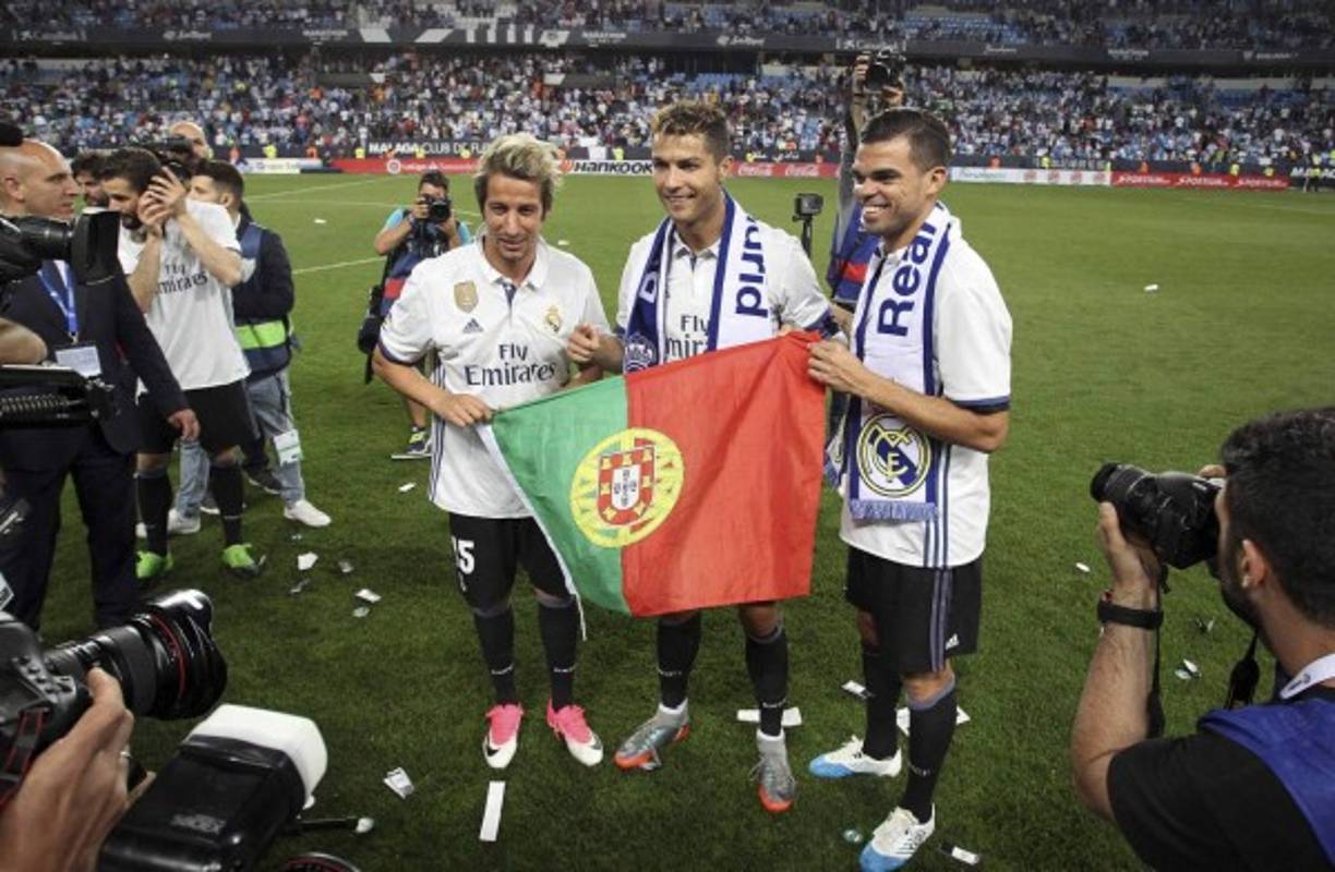 Roma's Swedish goalkeeper Robin Olsen reacts during the UEFA Champions League group G football match between Real Madrid CF and AS Roma at the Santiago Bernabeu stadium in Madrid on September 19, 2018. / AFP PHOTO / OSCAR DEL POZO