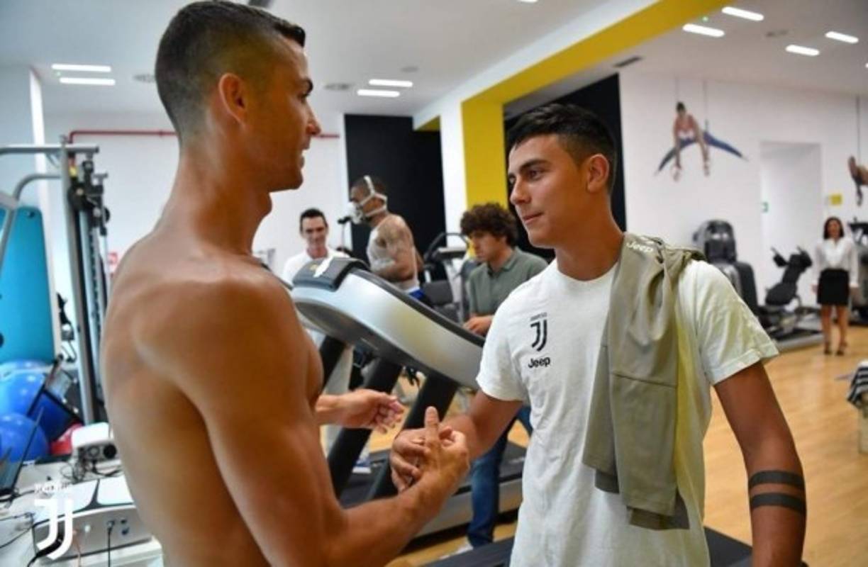 Cristiano Ronaldo junto al crack argentino Paulo Dybala.