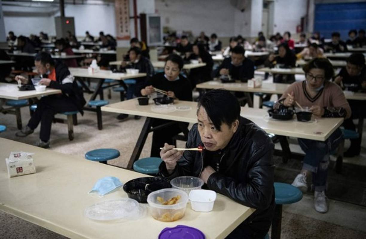 Además de eso, a la hora del almuerzo los empleados deben comer manteniendo la distancia de sus compañeros para evitar el contagio.