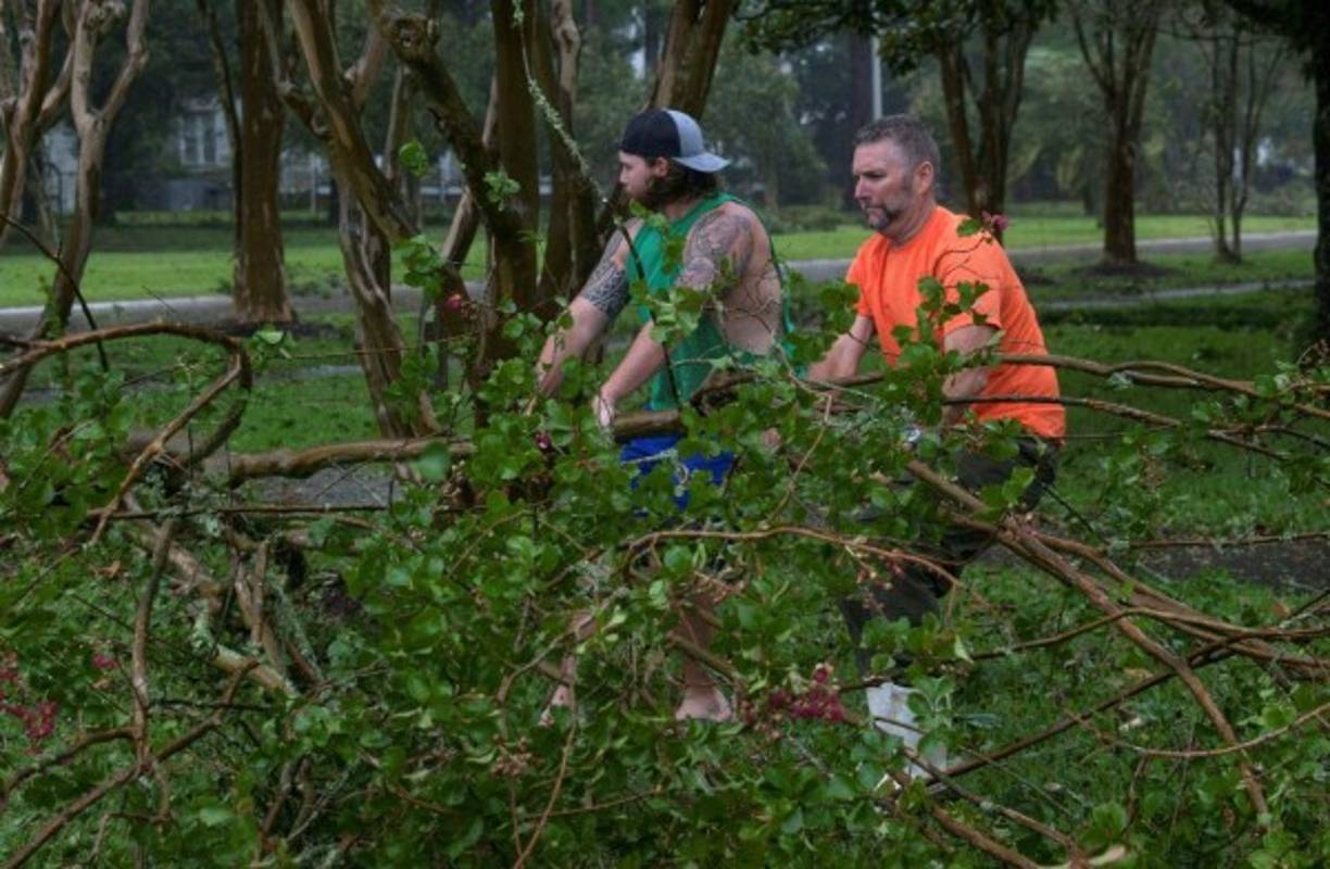 Según el último boletín informativo publicado por el Centro Nacional de Huracanes (NHC, por sus siglas en inglés) a las 18H00 GMT, el corazón de la tormenta tocó tierra al mediodía del sábado en Intracoastal City, al oeste de Nueva Orleans, y se movía a poco menos de 10 km/h.