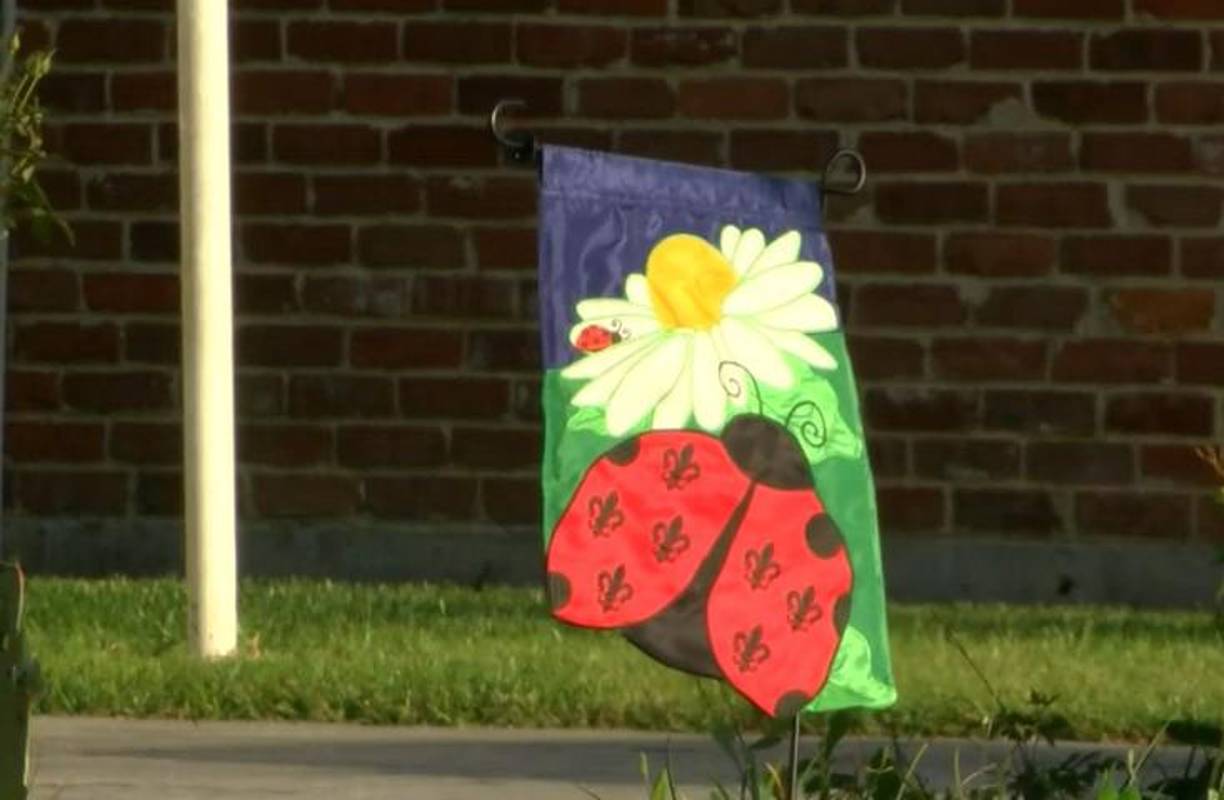 El cuerpo de Bella Fontenelle, una estudiante de jardín de infantes, fue hallada apiñada en un cubo de plástico y dejada en el jardín frontal de su madre biológica.