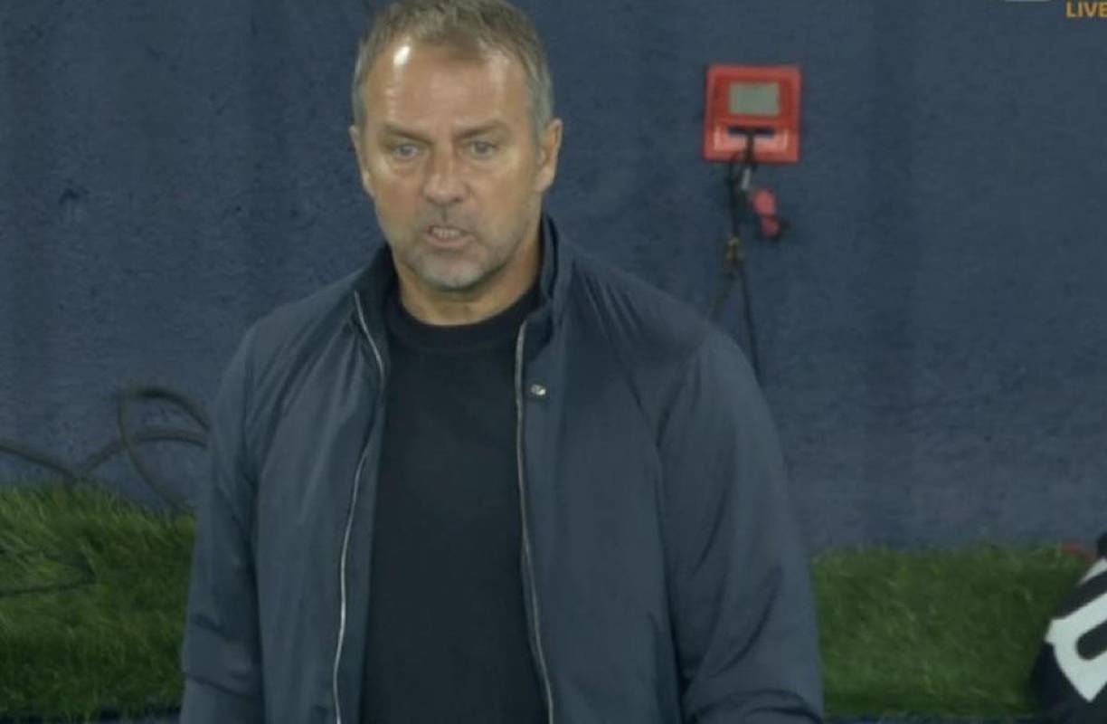 La carita que le quedó a Hansi Flick tras los primeros goles del Osasuna en el primer tiempo. Un poema.