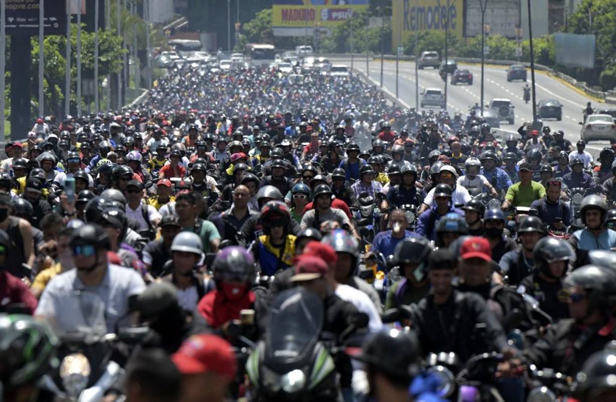 Según la fiscalía, un militar también murió en las protestas.