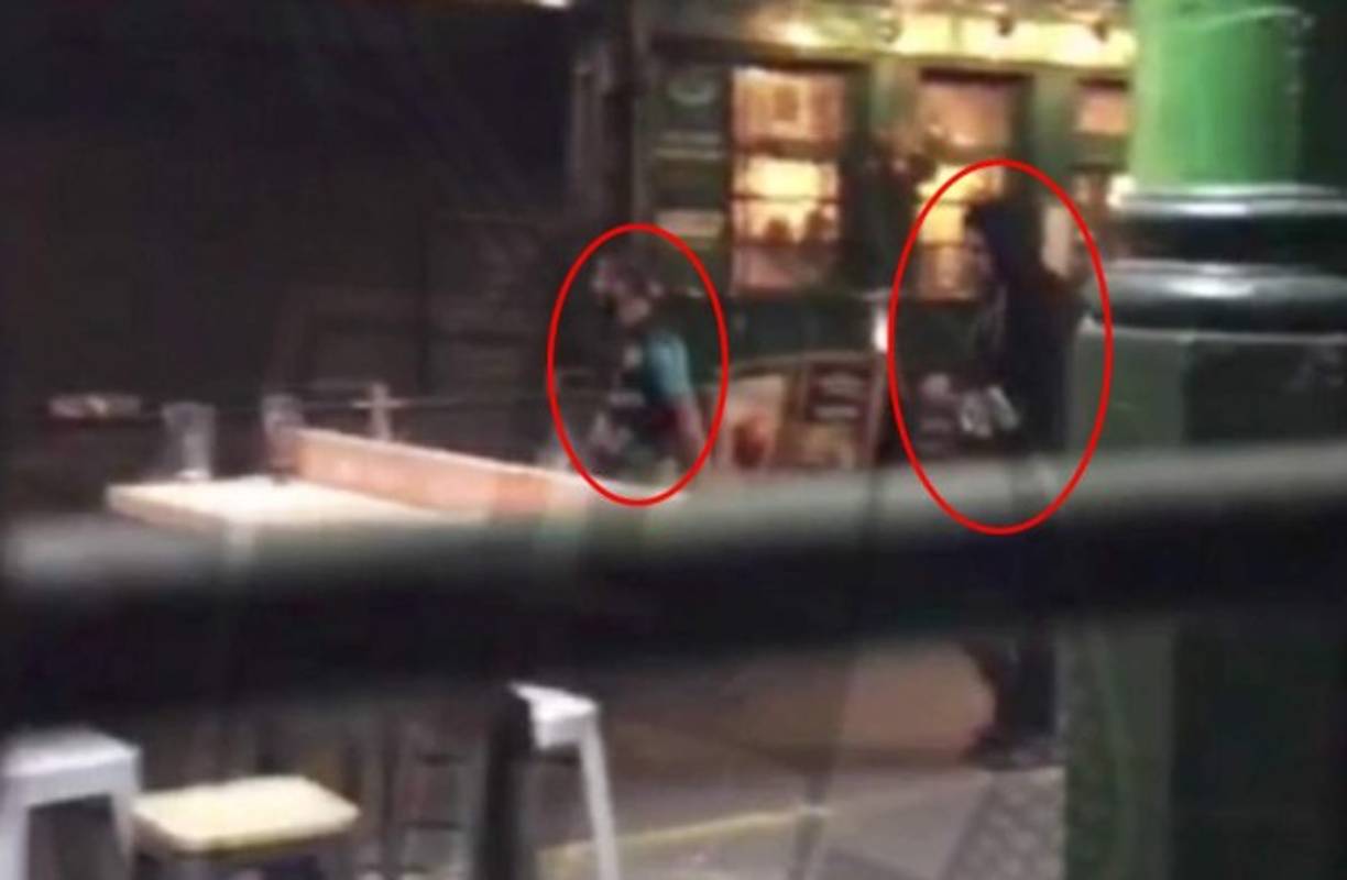 La policía difundió la imagen de los tres hombres, que atropellaron con su furgoneta a los transeúntes que caminaba por el famoso London Bridge, el Puente de Londres, antes de abandonar el vehículo y lanzarse a acuchillar a gente en Borough Market, una zona llena de bares y restaurantes en torno al mercado. La policía abatió a los tres hombres.