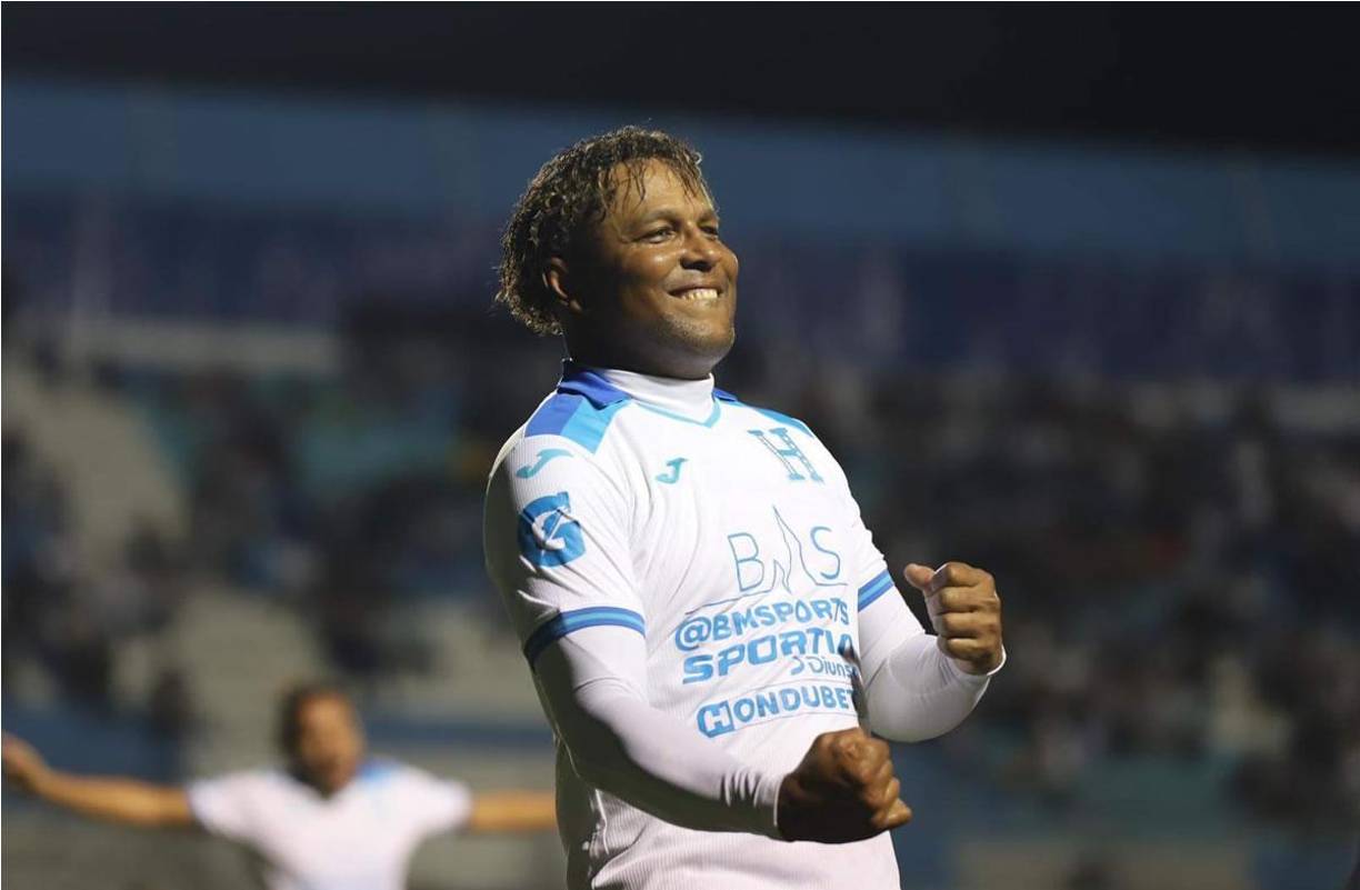 Carlos Pavón fue una de las figuras del partido de despedida de ’Rambo’ de León en el estadio Nacional.