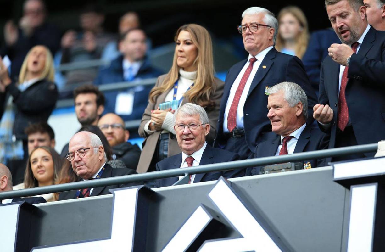 Sir Alex Ferguson, histórico exentrenador del Manchester United, estuvo como invitado en el palco del Etihad Stadium.