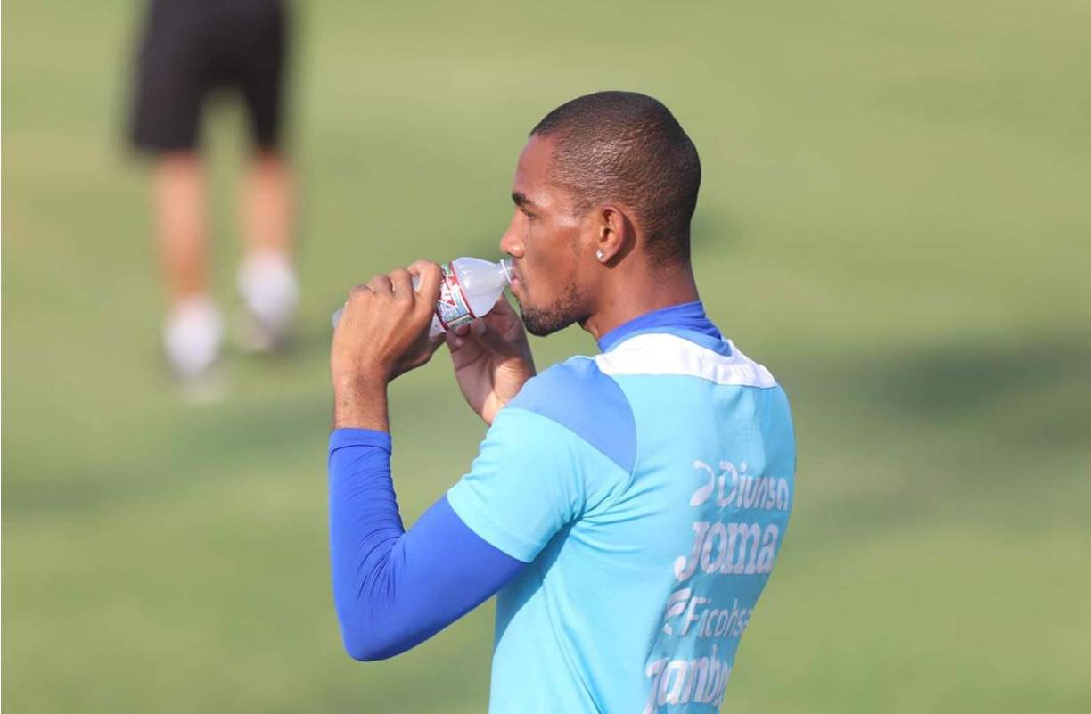 Jerry Bengtson refrescándose durante el entrenamiento de la Selección de Honduras.