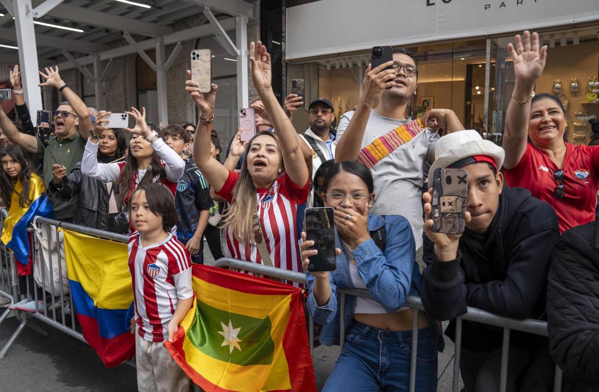 Personas asisten a la edición 60 del Desfile de la Hispanidad, este domingo en Nueva York (Estados Unidos). EFE