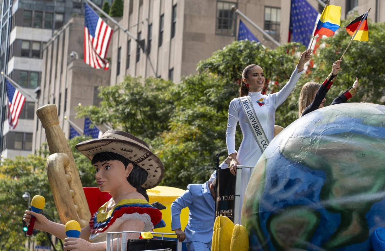 La Miss Universo de Colombia, Daniela Toloza, participa durante la edición 60 del Desfile de la Hispanidad, este domingo en Nueva York (Estados Unidos). EFE