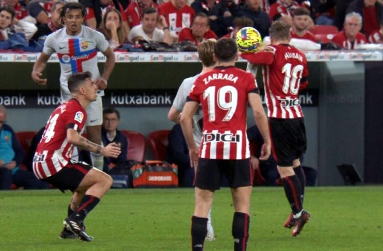 El VAR anuló el gol de Iñaki Williams por esta mano de Iker Muniain en el inicio de la jugada.