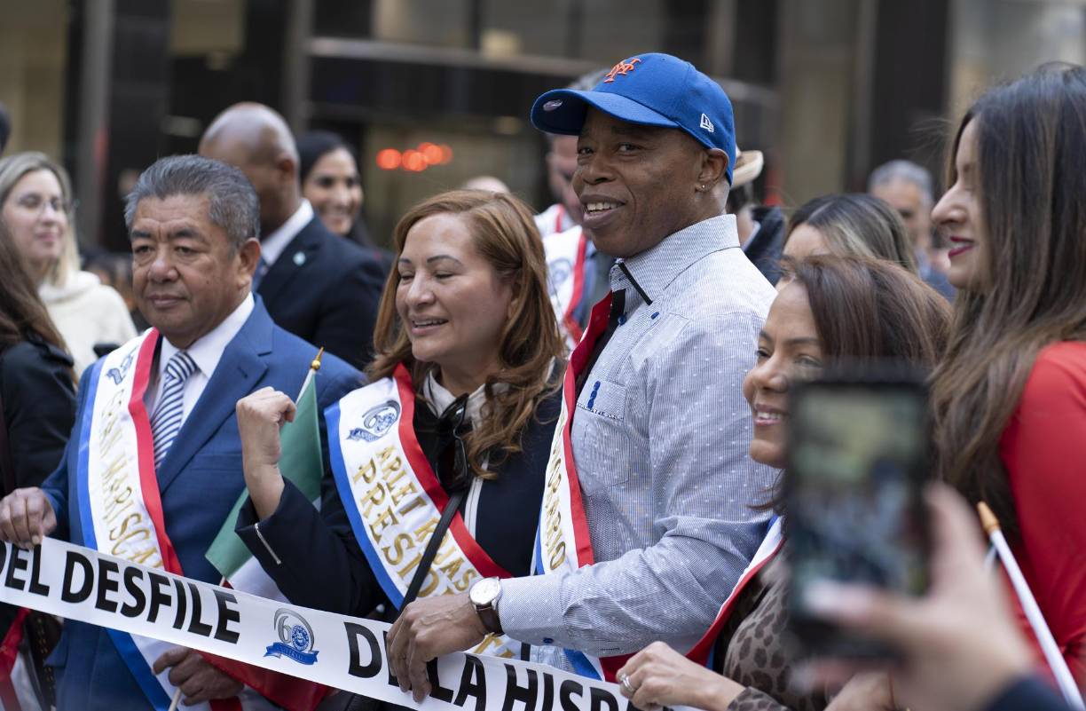 El alcalde de Nueva York, Eric Adams (d), corta una cinta durante la edición 60 del Desfile de la Hispanidad, este domingo en Nueva York (Estados Unidos). EFE
