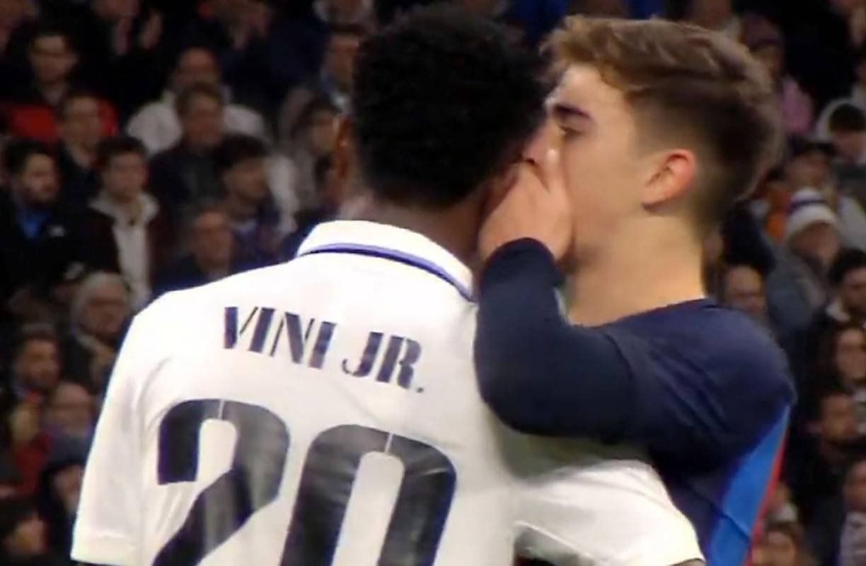 Más adelante en el partido, Gavi se acercó a Vinicius y se tapó la boca con la mano para decirle algo al oído. Posteriormente la separó y siguió hablándole. Las cámaras de Movistar+ captaron cómo llamó “eres un hijo de puta” al brasileño, que se lo tomó de manera irónica.