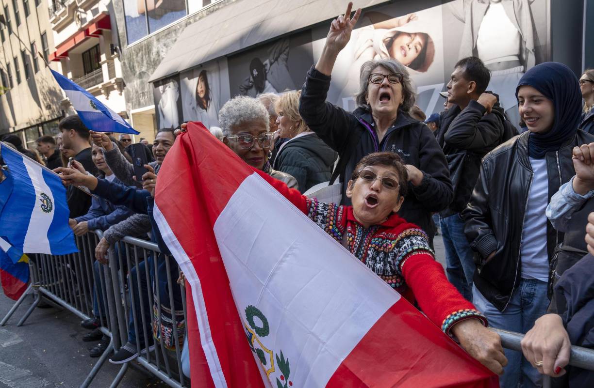 AME6840. NUEVA YORK (ESTADOS UNIDOS), 13/10/2024.- Personas asisten a la edición 60 del Desfile de la Hispanidad, este domingo en Nueva York (Estados Unidos). EFE
