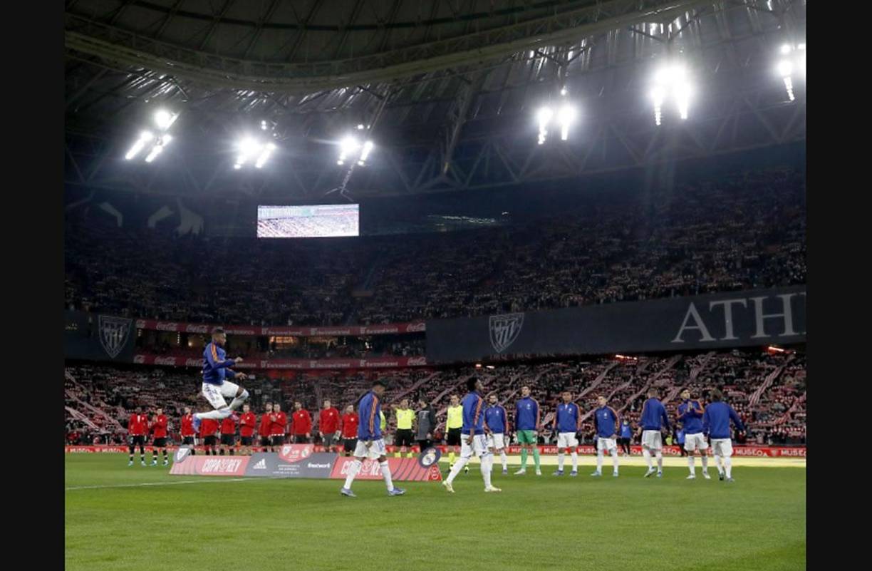La salida de los equipos titulares de Athletic Club de Bilbao y Real Madrid al campo de San Mamés.