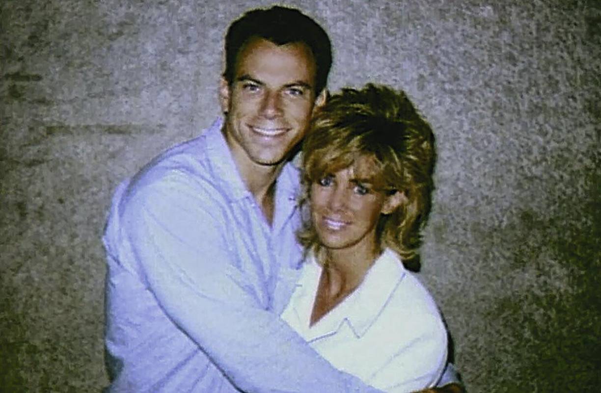 Poco después, la novia del psicólogo de Erik advirtió a la Policía de la existencia de sesiones grabadas en las que admitía y discutía su culpabilidad. Si bien la fiscalía argumentó que buscaban heredar la fortuna familiar, los hermanos afirmaron, y todavía sostienen, que sus acciones se debieron a una vida de abuso físico emocional y sexual por parte de su padre.