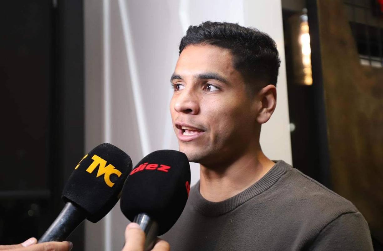 El joven futbolista recibió horas antes de jugar la Gran Final la triste noticia del fallecimiento de su abuelo Miguel Pineda. “En la mañana nos levantamos con esa noticia de mi abuelo, la verdad que mi mamá es un apoyo muy fuerte para mí, también mi novia, me dieron consuelo. Mi papá también, tiene un gran corazón, una gran fortaleza y lo que él quiere es que yo juegue y disfrute y agradecido con él por darme esta oportunidad”, contó.