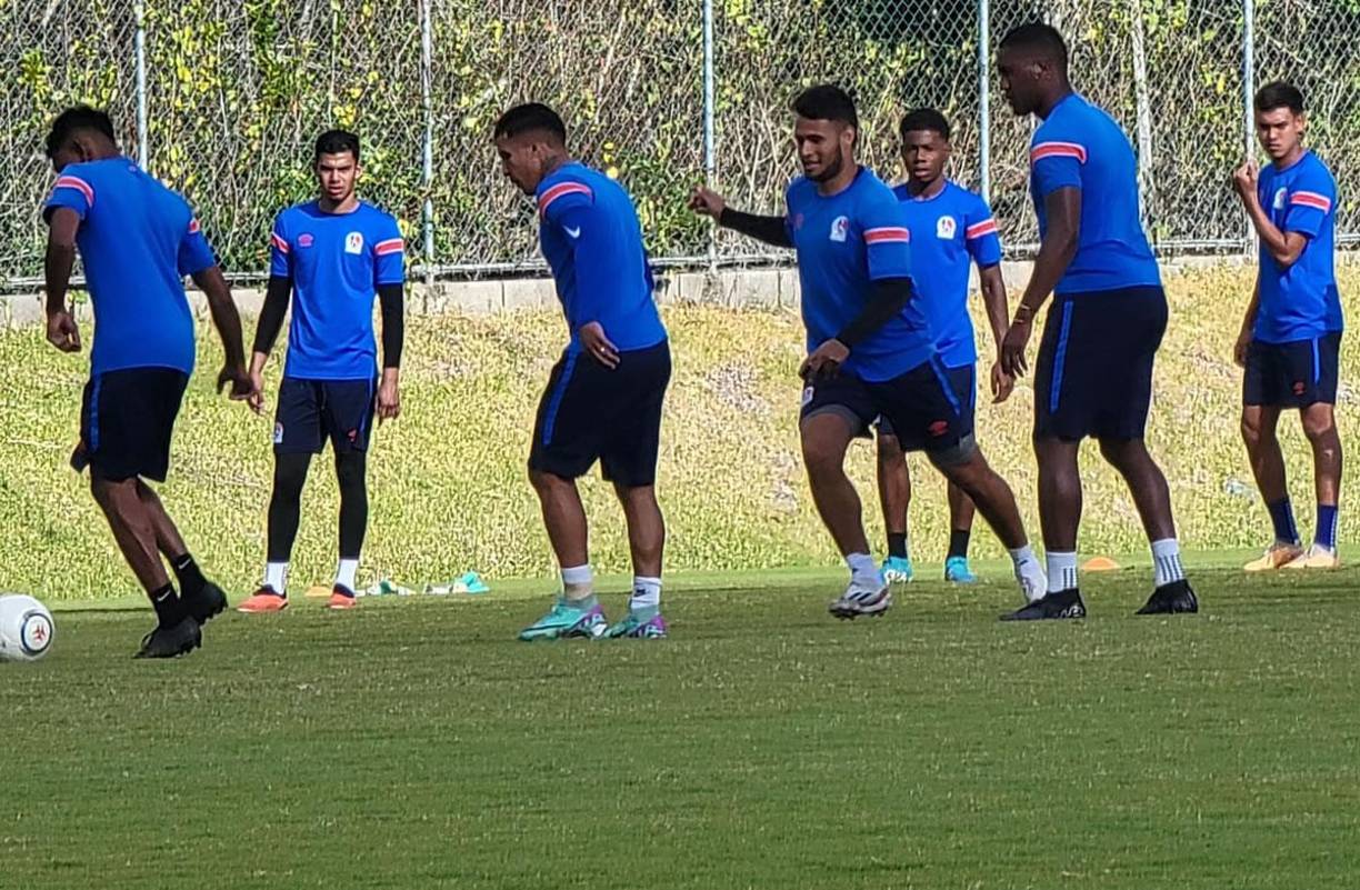Alex López se mantiene entrenando con el Olimpia a falta de resolver su futuro para la temporada 2024. La opción del Atlético Nacional de Colombia no se concretó al no llegar a un acuerdo. El hondureño tiene ofertas del fútbol de Asia y también Olimpia no le cierra las puertas.