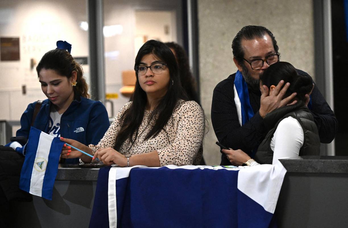 “Yo estaba en la lista de personas a ser encarceladas. Dejé el país en el mismo tiempo en que a ellos les estaban apresando y es una de las razones por las que no soy yo una de las que está en ese vuelo”, expresó emocionada esta mujer exiliada en Estados Unidos desde 2021.