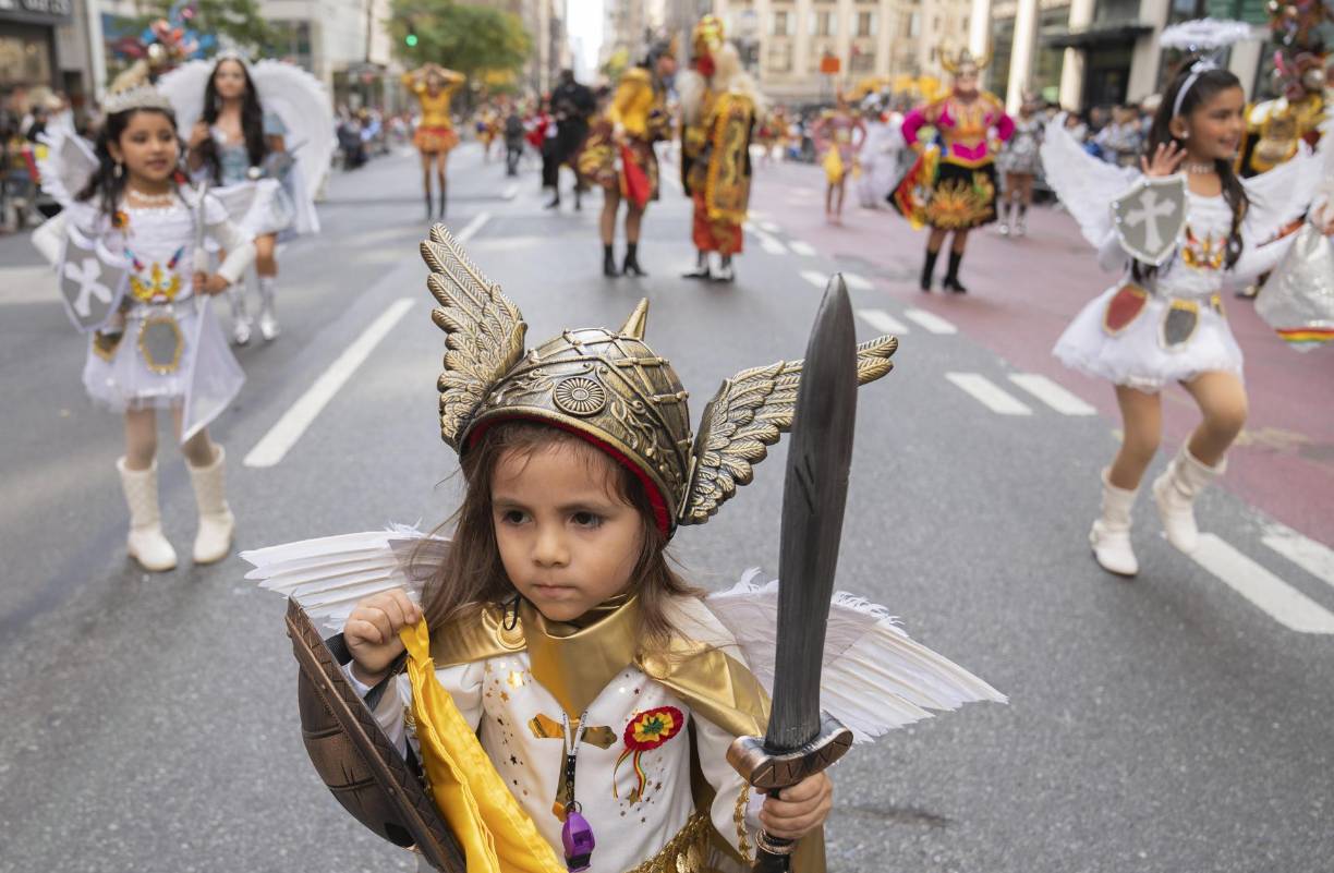 Varios niños desfilan durante la edición 60 del Desfile de la Hispanidad, este domingo en Nueva York (Estados Unidos). EFE