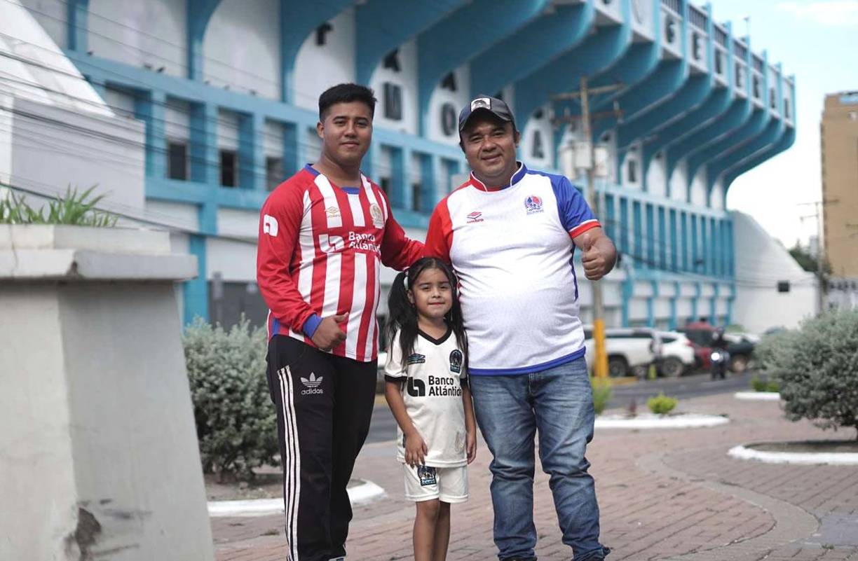 Estos aficionados del Olimpia fueron de los primeros que llegaron al estadio Morazán en horas de la tarde para el partido de los leones contra UPN.