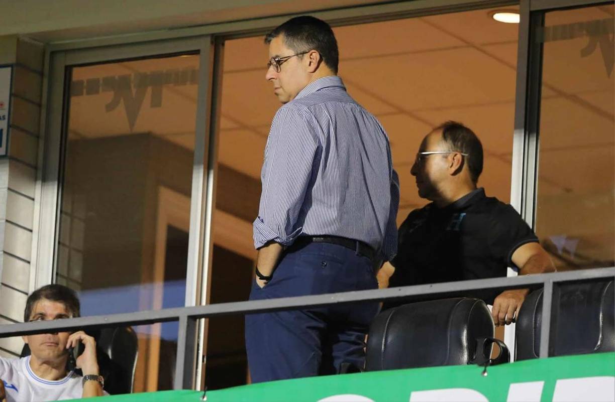 Rafael Villeda, presidente del Olimpia, estuvo en el palco del Nacional viendo a la ‘H‘ acompañado por Osman Madrid, vicepresidente del Rey de Copas.