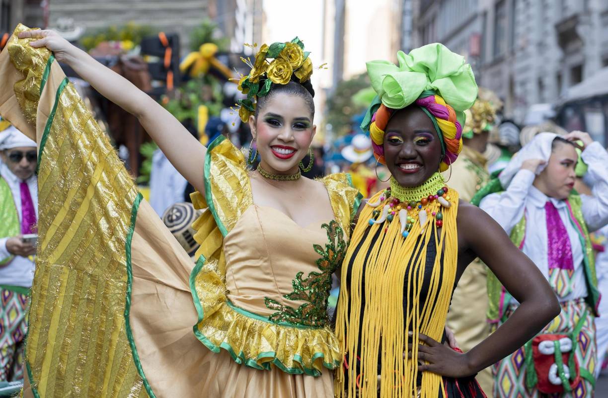 Dos mujeres desfilan con trajes típicos durante la edición 60 del Desfile de la Hispanidad, este domingo en Nueva York (Estados Unidos). EFE